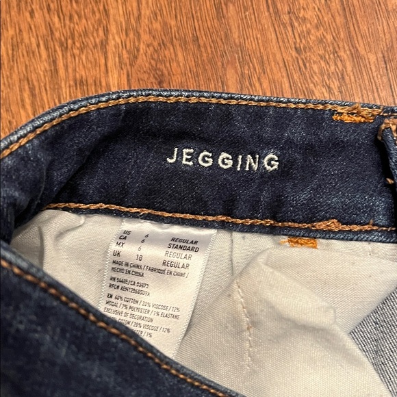 American Eagle Outfitters Dark Wash Jegging Distressed Raw Hem Size 6 - Picture 9 of 13